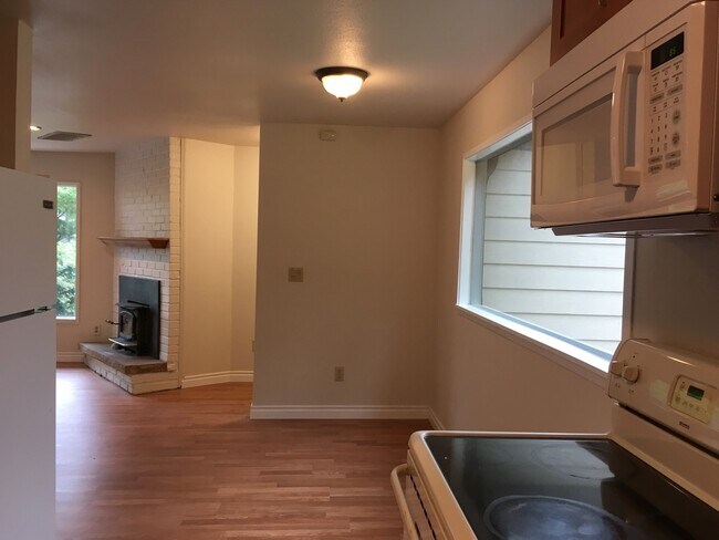 Building Photo - Charming 2 Bedroom 1 Bath Home