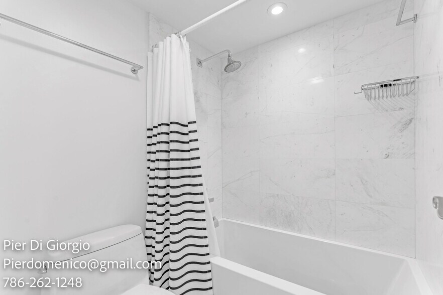 Building Photo - 100 Bayview Dr