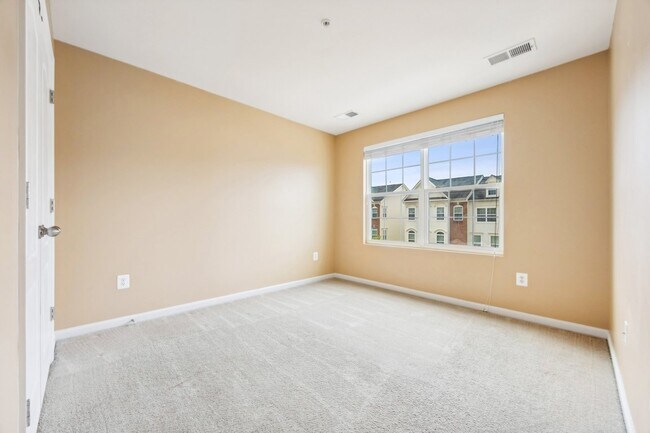 Building Photo - Stunning luxury townhome in the Fieldstone...
