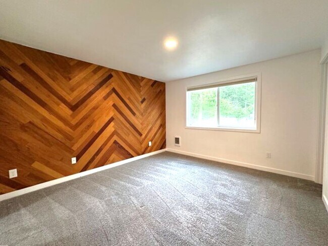 Building Photo - Welcome Home: Cozy 3BR/2BA Lake Holiday Retreat