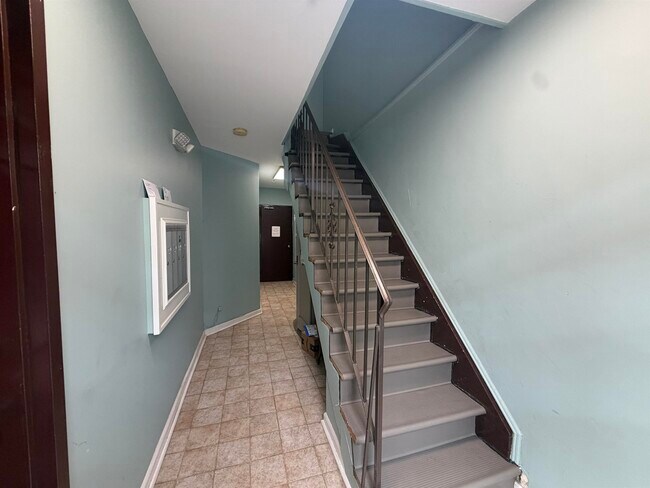Building Photo - 433 2nd St