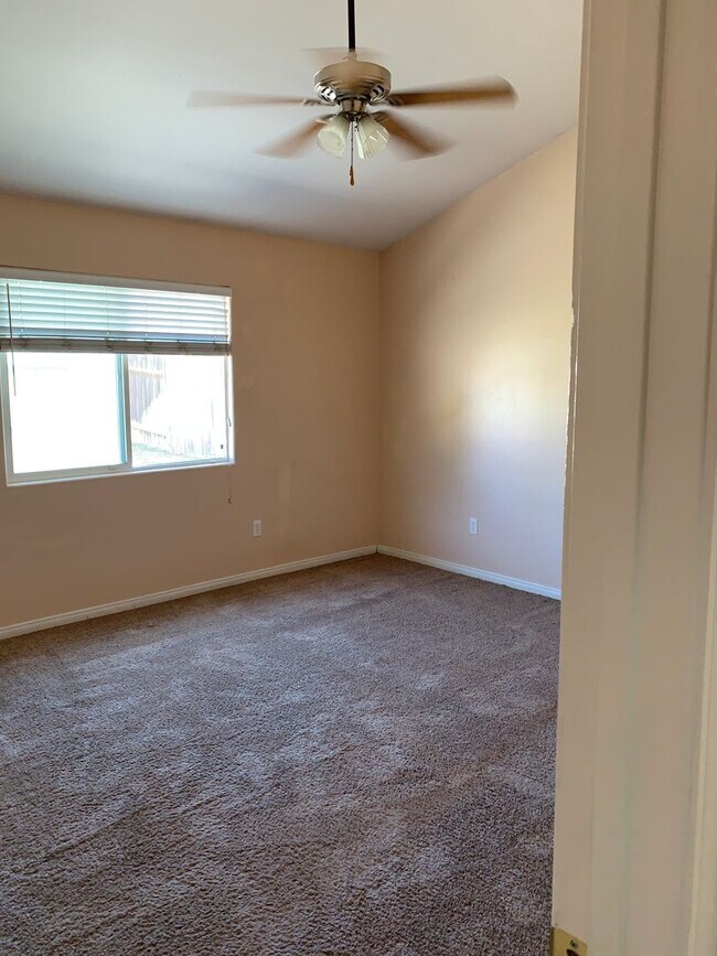 Building Photo - 5404 El Palacio Dr