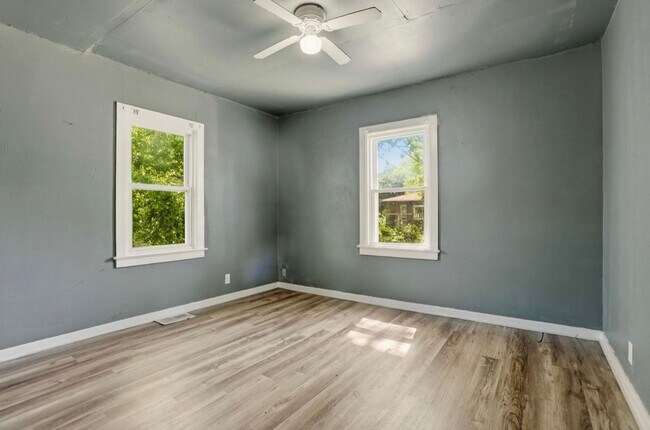 Building Photo - Charming 2 Bedroom Home Available Now!