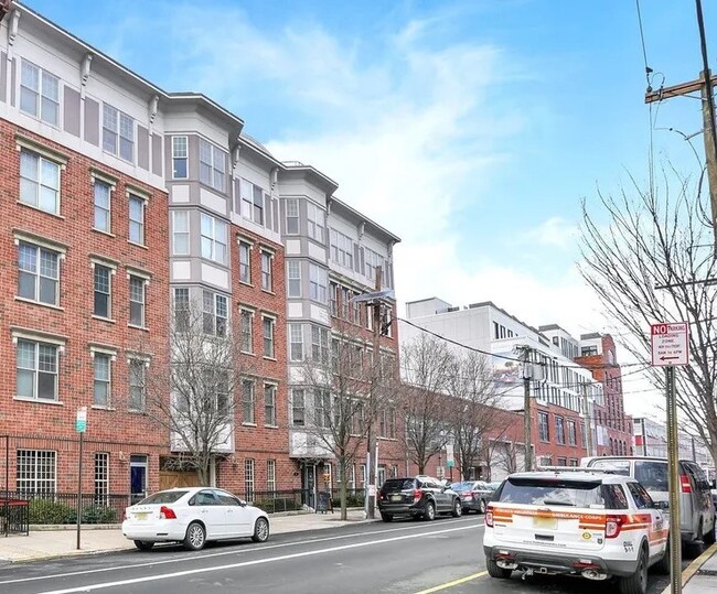 Building Photo - 704 Clinton St