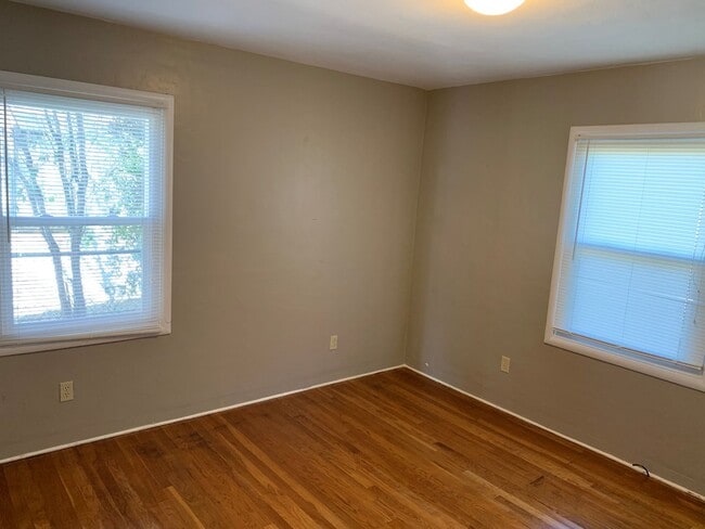 Building Photo - Two bedroom 1 bath