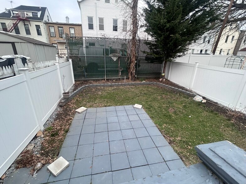 Building Photo - 424 58th St