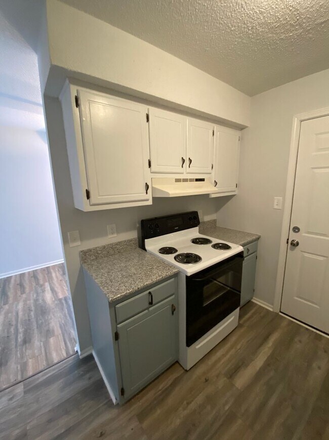 Building Photo - Ivy Street Duplex