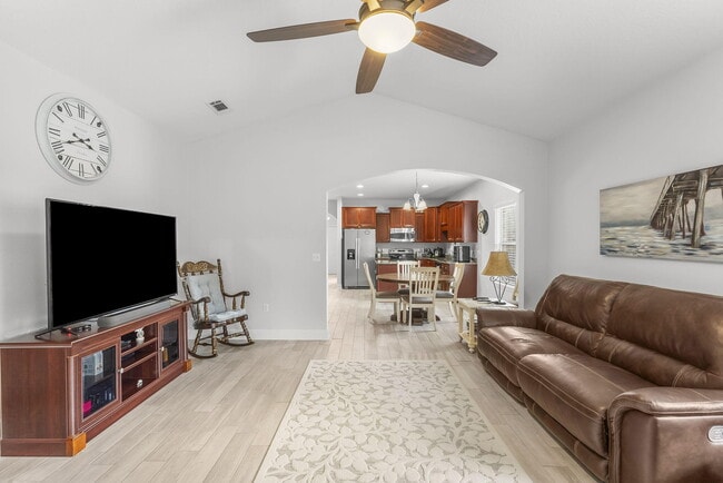 Building Photo - 526 Camellia Ct