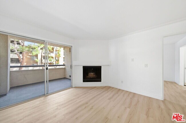 Building Photo - 5530 Owensmouth Ave