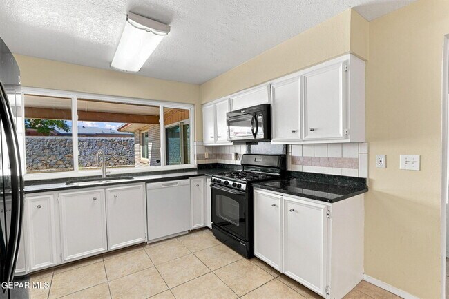 Building Photo - 6621 Mesa Grande Ave