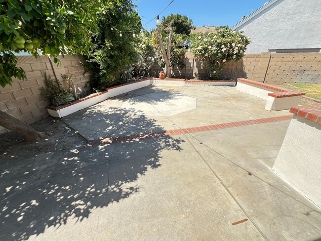 Building Photo - Adorable 3 Bed 2 Bath Home in Anaheim Hills