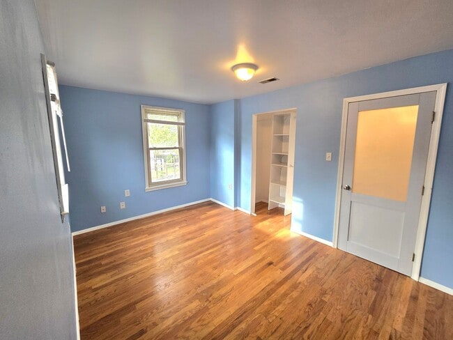 Building Photo - Spacious Five Bedroom