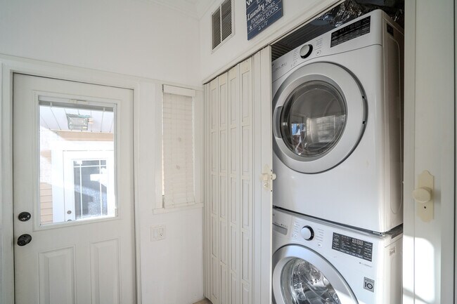 Building Photo - 1234 Beach Dr NE