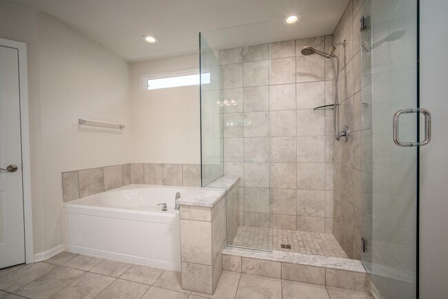 Building Photo - 2825 Dillon Dr