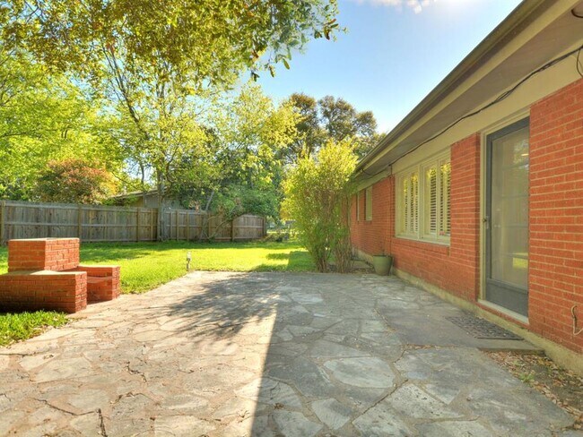 Building Photo - 2600 Twin Oaks Dr