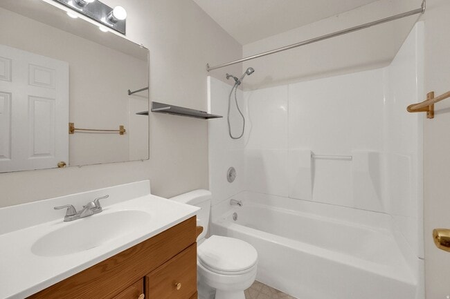 Building Photo - 916 Vics Rd