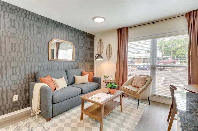 Building Photo - 2401 Manor Rd