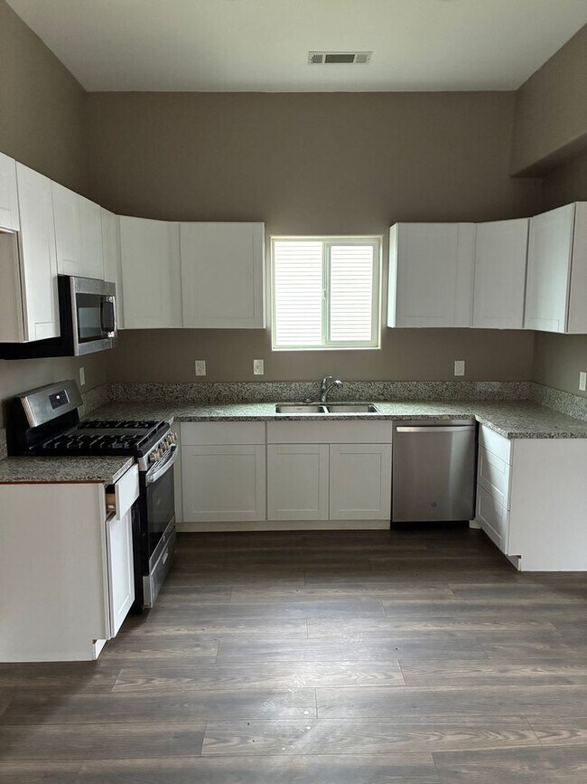 Building Photo - 2 Bedroom 2 Bath Home