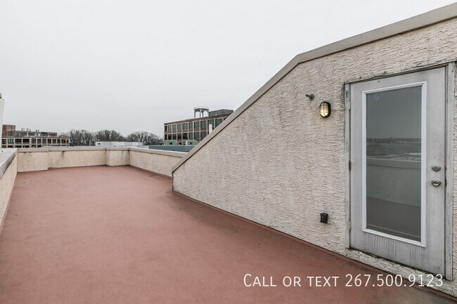 Building Photo - 1456 E Columbia Ave