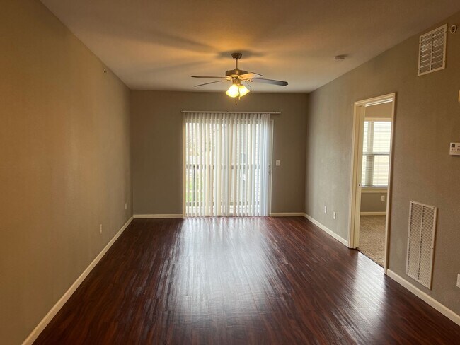 Building Photo - MODERN OPEN 2 BEDROOM, 2 BATH