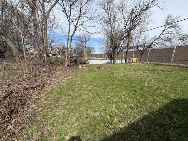 Building Photo - Move-In Ready 2-Bedroom Home with Large Yard and Covered Front Porch