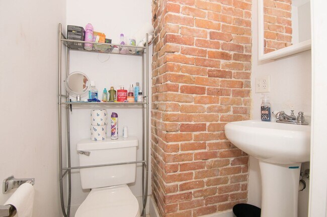 Building Photo - Brighton 6 Bed Duplex – 3.5 Baths – 4 Parking – Top Floor – No Fee – 9/1
