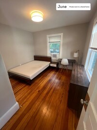 Building Photo - Private bedroom in 4 bed/1 bath Home