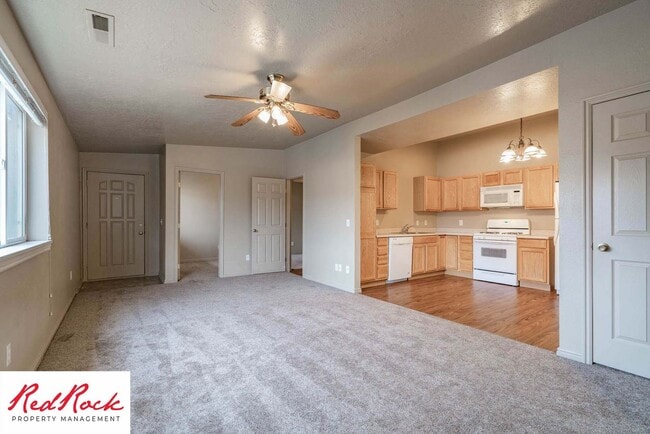 Building Photo - Dog Friendly! Great 2 Bedroom, 2 Bathroom ...