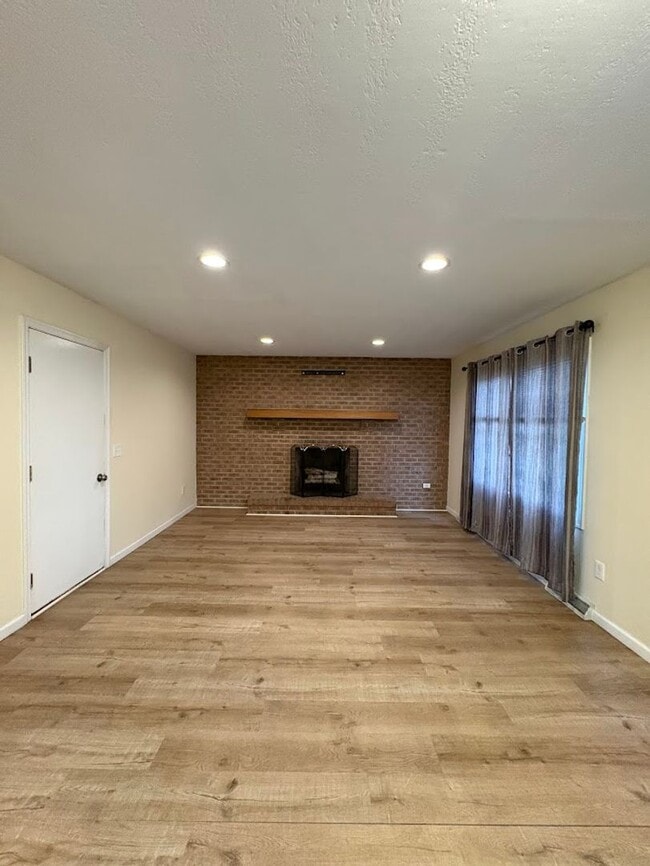 Building Photo - Beautiful and spacious 3 bedroom 2.5 bathroom townhome available for rent