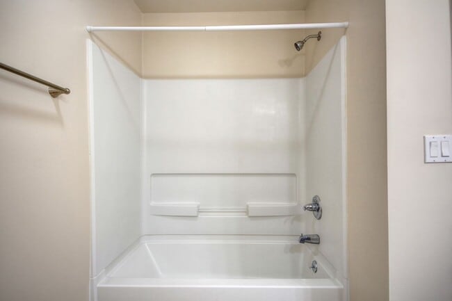 Building Photo - 10 E Main St