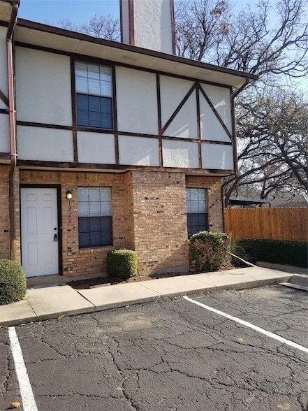 Building Photo - 1223 Dallas Dr