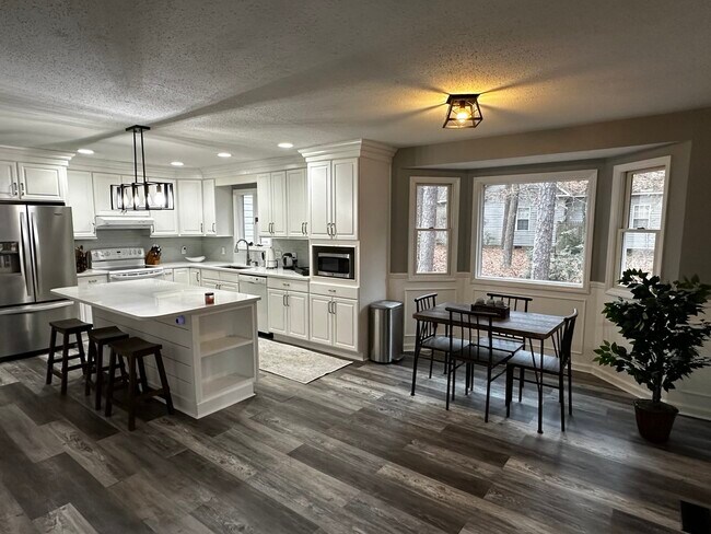 Building Photo - 440 Lobelia Dr