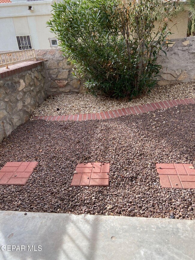 Building Photo - 6721 El Parque Dr