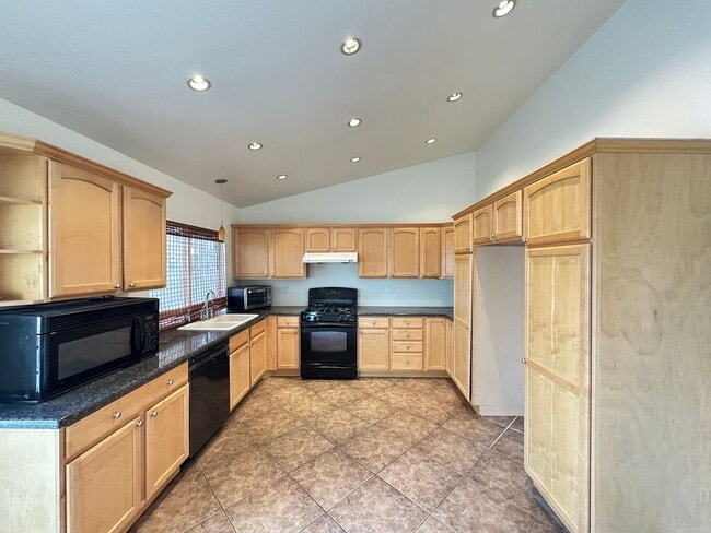 Building Photo - Unique property with NO HOA