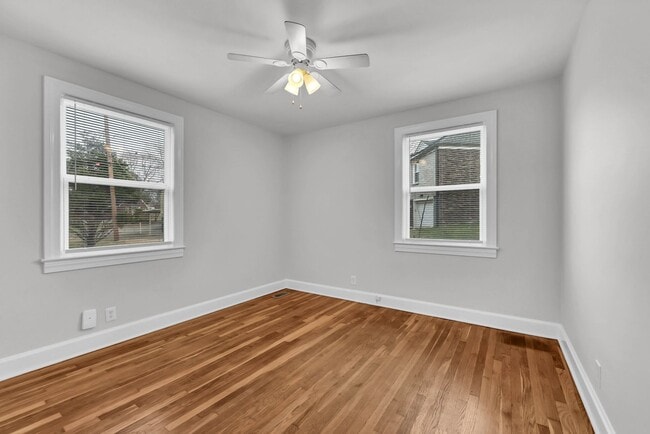 Building Photo - Conveniently Located off Memorial Dr! Lovely 2 Bed 1 Bath Home!