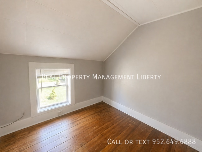 Building Photo - 412 N Cedar St