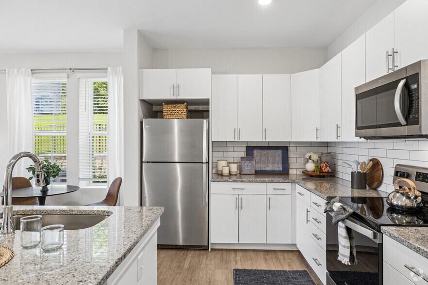 1BR, 1BA - 738SF - Kitchen - Madison Ridge