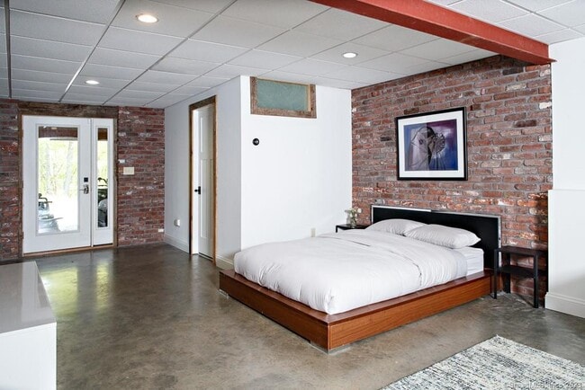 Building Photo - 121 Quaker Hill Rd