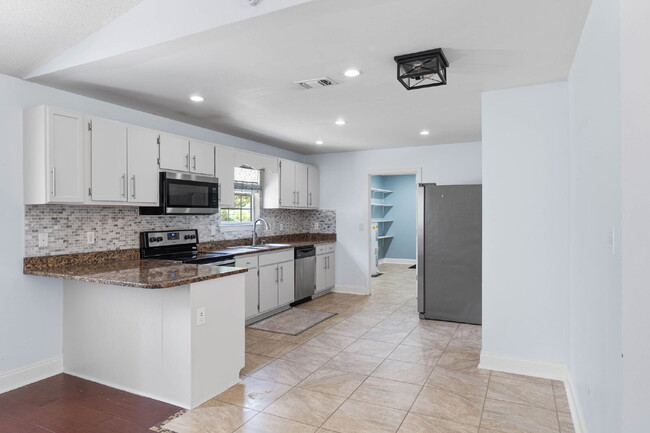 Building Photo - 9270 Quail Roost Dr