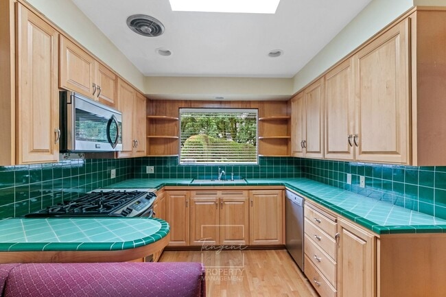 Building Photo - Sunny 4 BR home with lots of space!