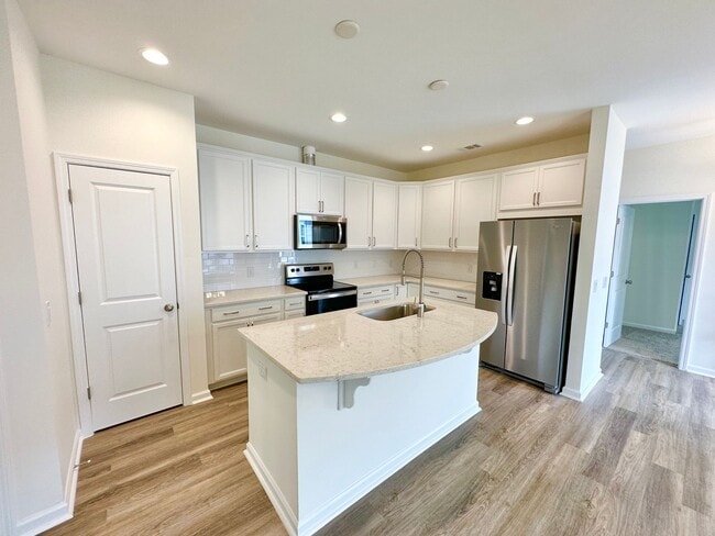 Building Photo - Townhouse with amenity packed neighborhood...