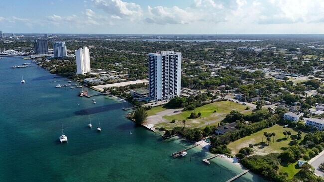 Building Photo - 5600 N Flagler Dr
