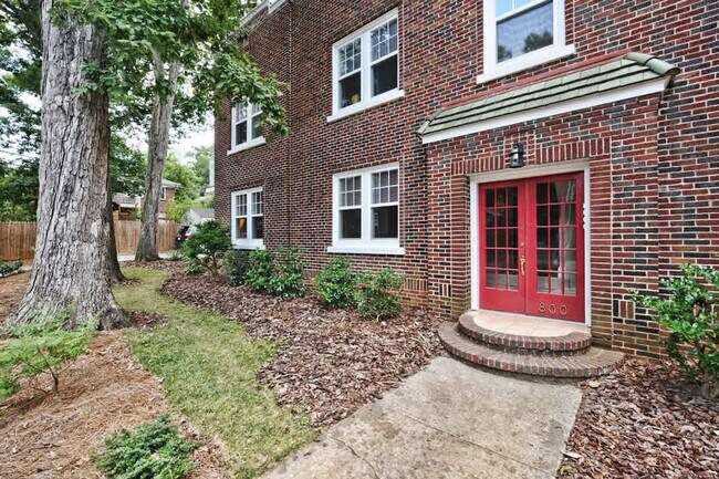 Building Photo - 800 Magnolia Ave