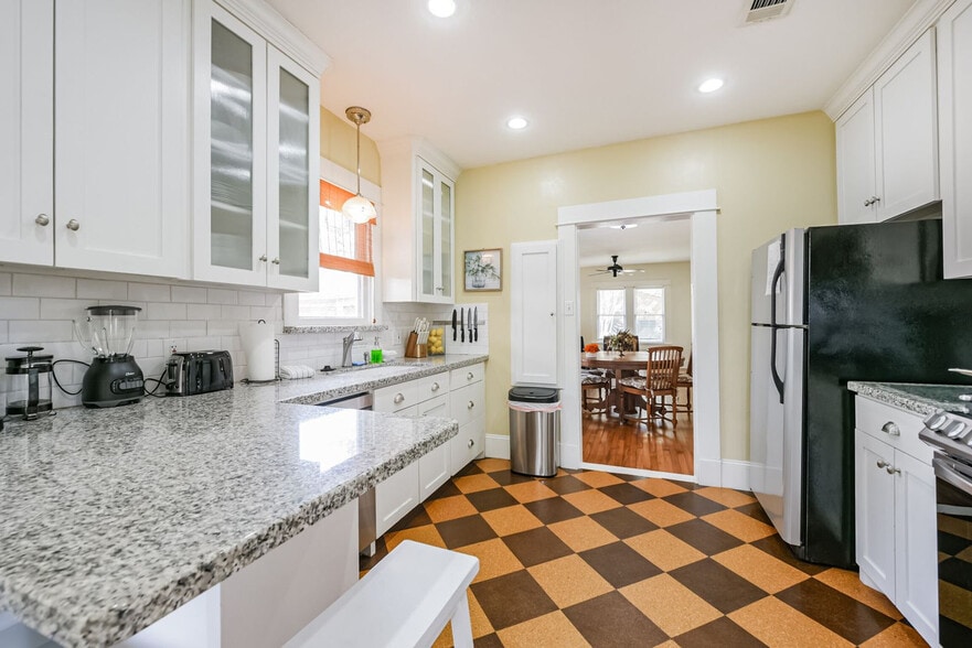 Building Photo - 1305 Beverly St