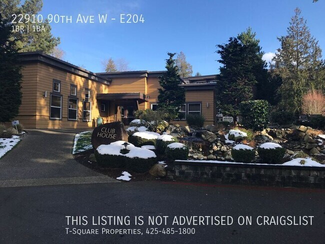 Building Photo - Beautifully Updated 1 Bedroom Condo w/Priv...