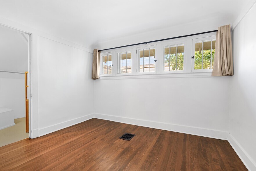 Building Photo - 127 Trowbridge St NE