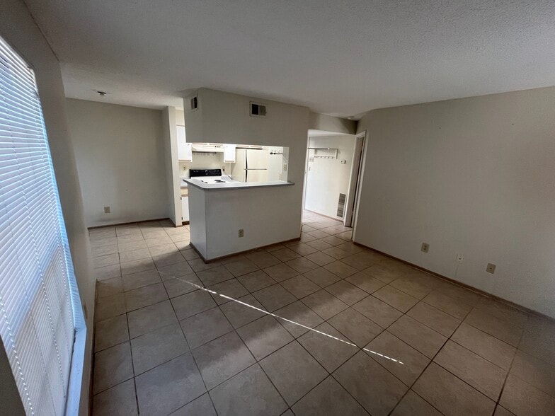 Building Photo - 8635 Mallard Reserve Dr