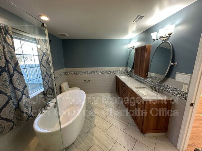 Building Photo - 12115 Landing Green Dr