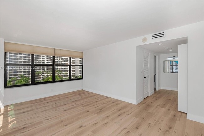 Building Photo - 2500 Parkview Dr