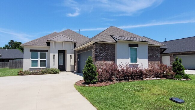 Building Photo - 4bed/3bath single story home in Denham Springs!